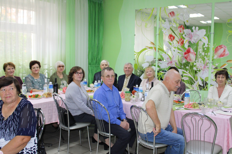 В преддверии «Дня пожилых людей», была организована встреча ветеранов администрации..