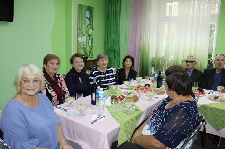 В преддверии «Дня пожилых людей», была организована встреча ветеранов администрации..